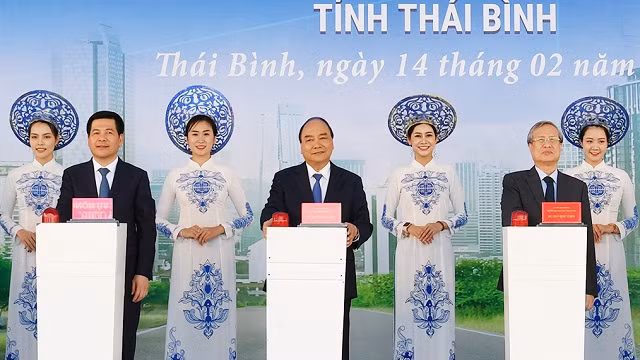 阮春福总理出席太平省沿海公路项目动工兴建仪式。