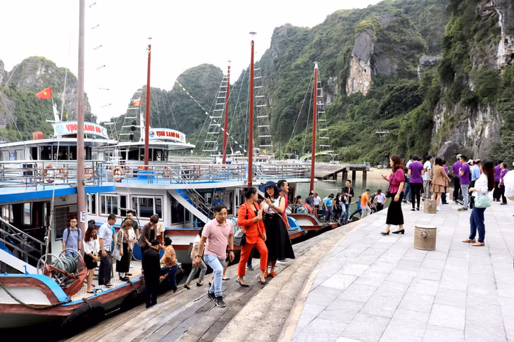 由于大力推动扩大旅游内需计划，前来我省参观、旅游的游客量逐渐增多。