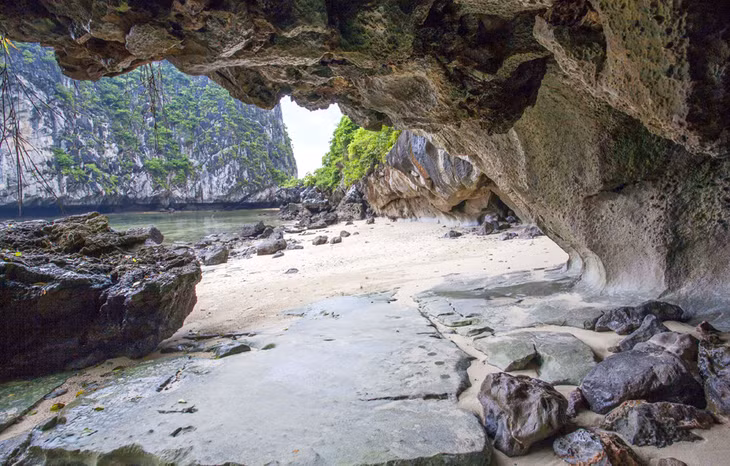 除了白色的沙滩，泾澙湖还有许多青蛙颚峭壁和令人惊叹的海滩。