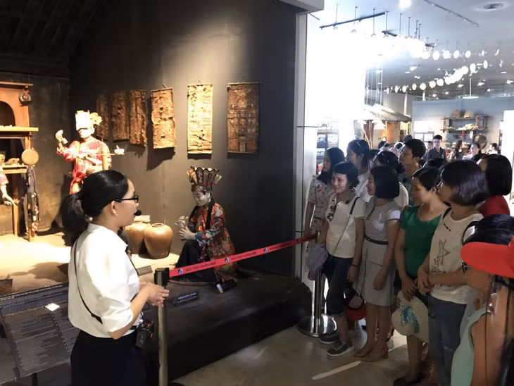 游客参观广宁博物馆。