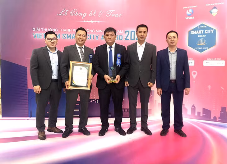 芒街市的代表接受2020年越南智慧城市奖。