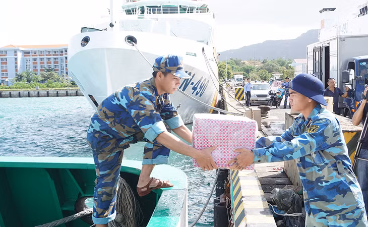Các chiến sĩ vận chuyển đồ dùng, quà tặng lên tàu ra đảo.