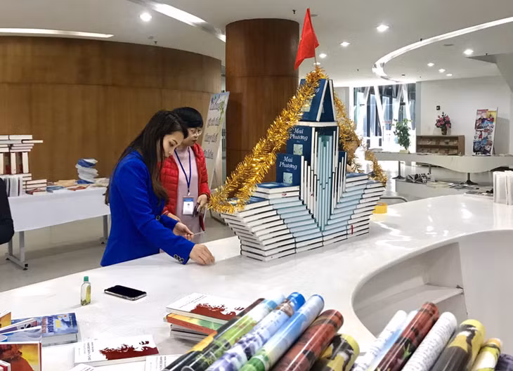 广宁省图书馆职员整理展览空间、为春节特刊展做好准备。