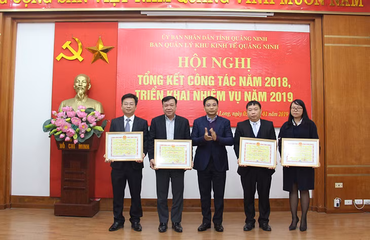 我省人民委员会向经济区管委会优秀个人和集体颁发奖状。