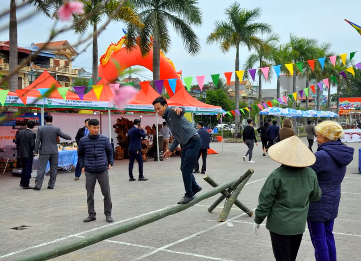 Trong khuôn khổ Hội hoa, nhiều chương trình văn nghệ và các trò chơi dân gian sẽ được tổ chức, tạo không khí vui tươi đầu xuân mới và thu hút đông đảo du khách tham gia.