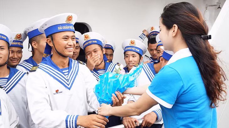 Giờ phút chia tay đầy lưu luyến giữa các chiến sỹ và người thân để lên đường.