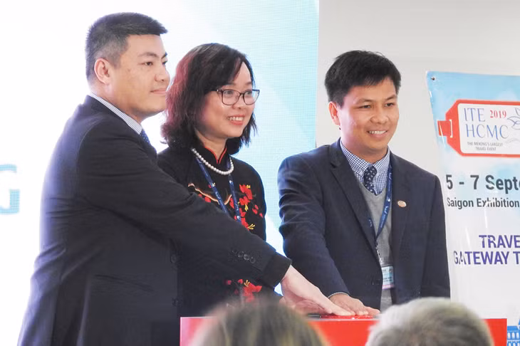 代表们一同启动按钮正式开通VietNamGo应用。
