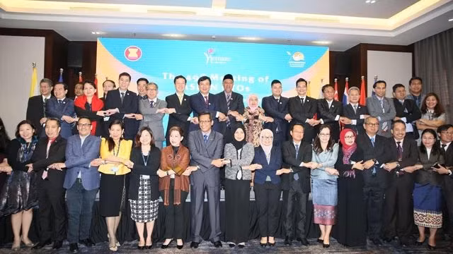 与会各国代表合影。（图片来源：越通社）
