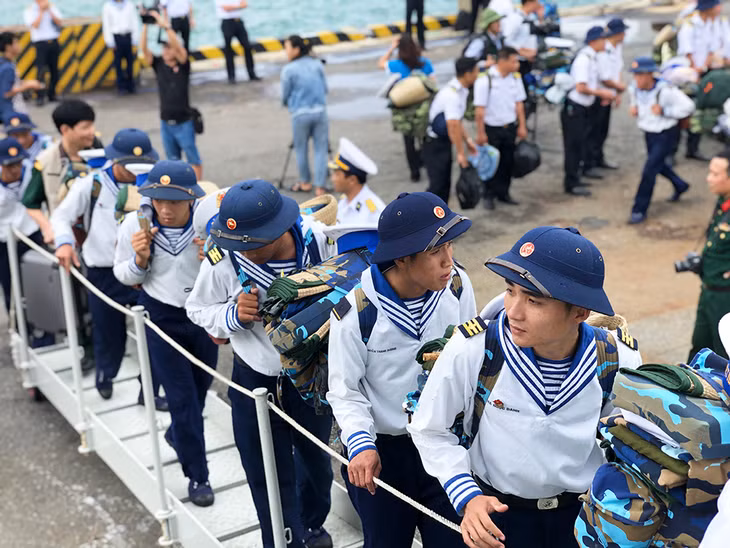 Các chiến sỹ lên tàu ra đảo làm nhiệm vụ.
