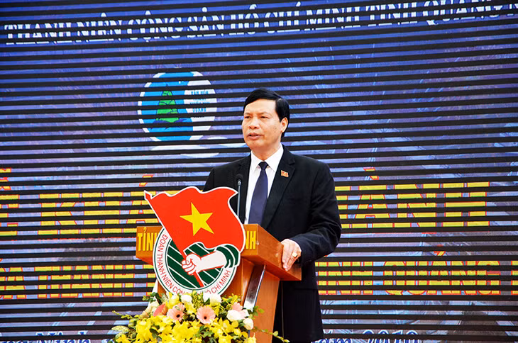 我省人民委员会主席阮德龙发表致辞。