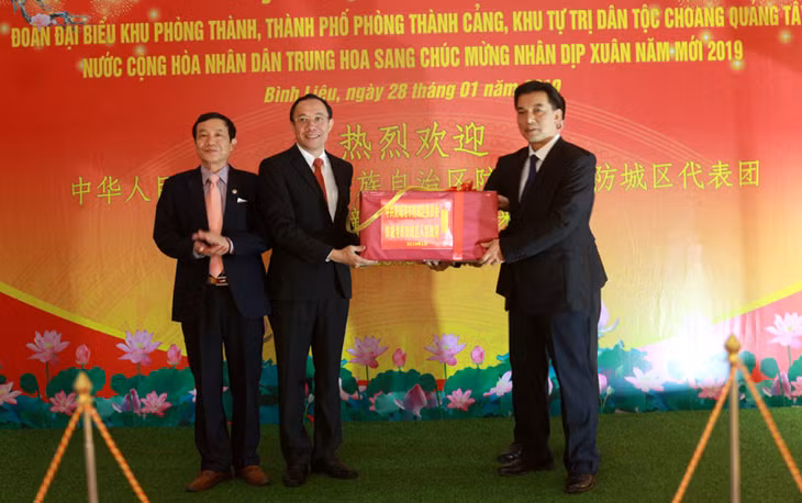 中国防城港区区委书记陆海新向平辽县赠送礼物。