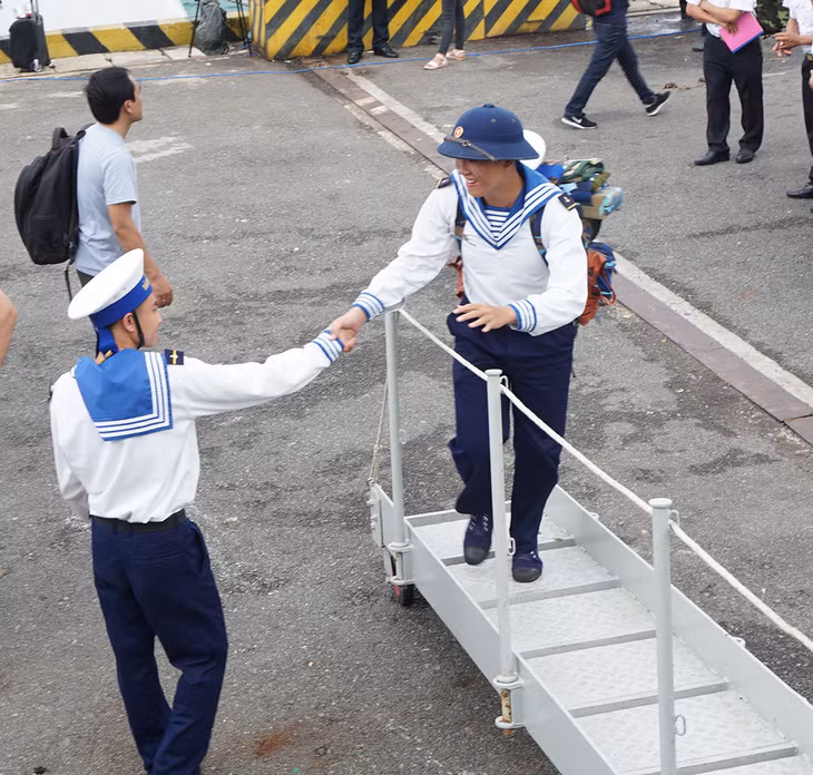 Giây phút chia tay giữa những người lính trẻ.