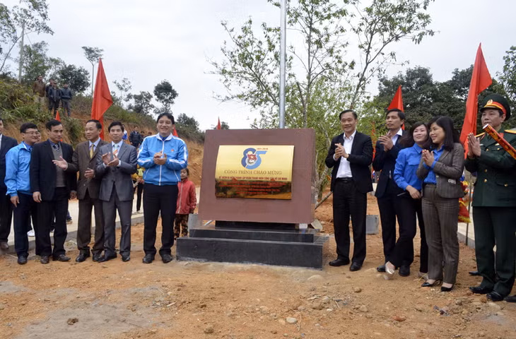 代表们参加大风路工程挂牌仪式。