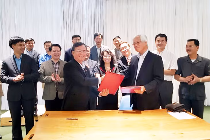 我省越龙投资与建设股份公司与日本千叶大学就温室蔬菜种植科技转让合作签署备忘录。