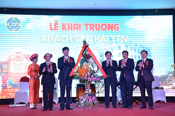 锦普市人民委员会主席向锦普贸易旅游服务股份公司领导赠送鲜花表示祝贺。