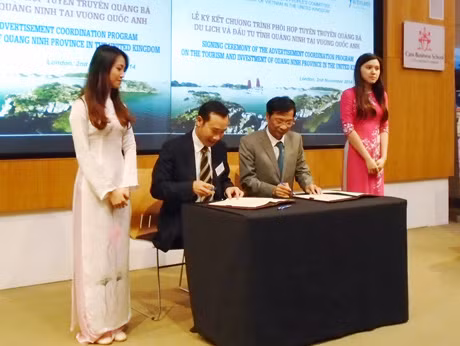 我省人民委员会主席阮文读签署了旅游宣传与招商引资合作备忘录。