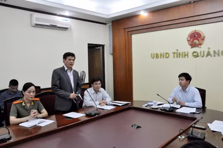 广宁报总编辑阮进孟在会上发表讲话。