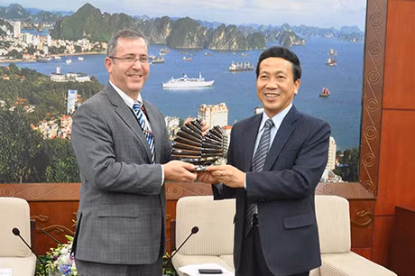 我省人民委员会副主席阮文成向驻越的美国大使馆代表团赠送纪念品。