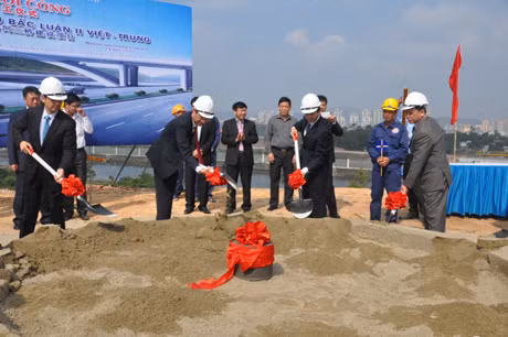 代表们一起参加动土仪式。