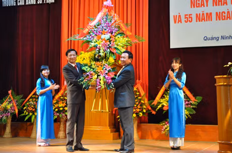 我省人民委员会主席阮文读向广宁师范学院干部人员赠送鲜花表示祝福。