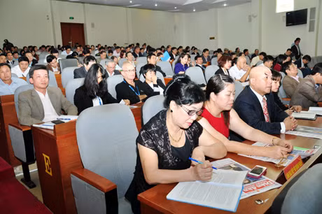 300多为企业代表参加对话会。
