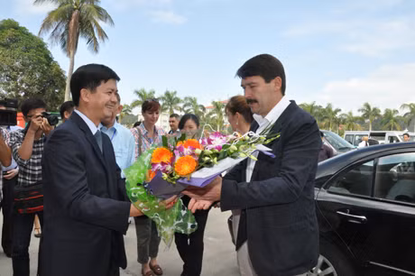 我省人民委员会副主席黎光松向匈牙利共和国总统Ader János赠送鲜花表示欢迎。