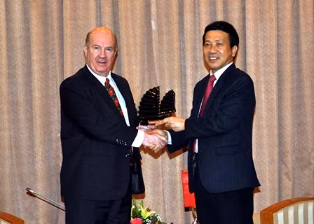 阮副主席想英国劳动党议员Lan Davidson赠送纪念品。