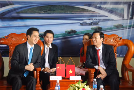 我省人民委员会主席阮文读与中国广西壮族自治区副主席张晓钦进行会谈。