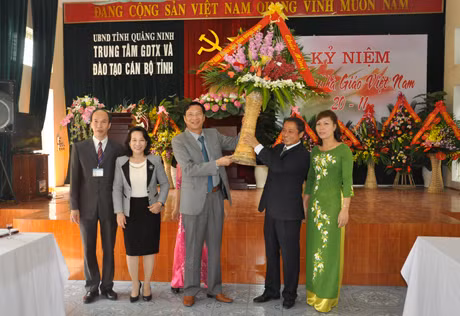 阮主席向我省干部培训中心赠送鲜花、致以节日的祝福。
