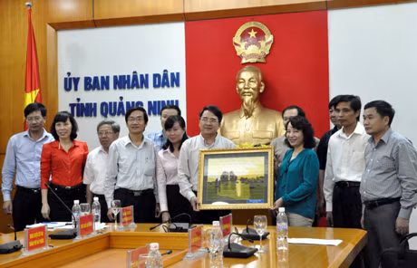 我省人民委员会副主席武氏秋水向海防市领导赠送纪念品。