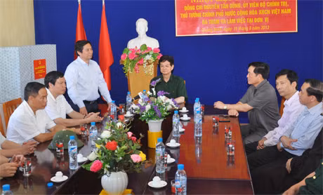 Đồng chí Bí thư Tỉnh uỷ Phạm Minh Chính báo cáo với Thủ tướng trong chuyến thị sát.