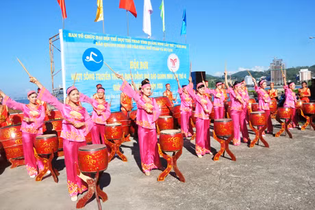 Màn biểu diễn trống hội chào mừng Hội bơi.