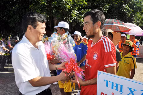 Đồng chí Nguyễn Tiến Mạnh, Tổng biên tập Báo Quảng Ninh, Trưởng ban chỉ đạo giải phát biểu khai mạc.