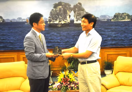 我省宣教部部长武玉交向韩国记者协会会长Park Chong Ryul赠送纪念品。