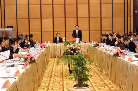 省委副书记、省人委会主席阮文读主持了会议。