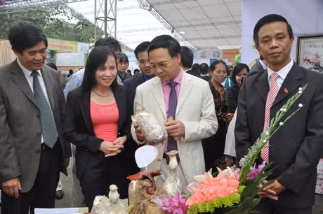 各代表在参观ECO- Fair生态日的展位。