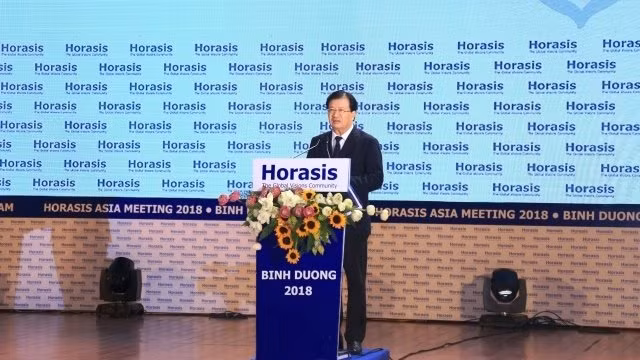越南政府副总理郑廷勇发表讲话。