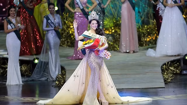 越南佳丽阮芳庆摘下2018地球小姐桂冠。（图片来源：越通社）