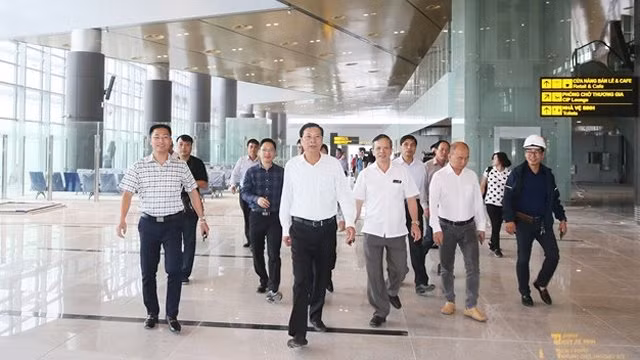 广宁省委书记阮文读对云屯国际航空港进行实地考察。