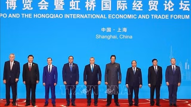 越南政府总理阮春福出席中国国际进口博览会开幕式。（图片来源：越通社）