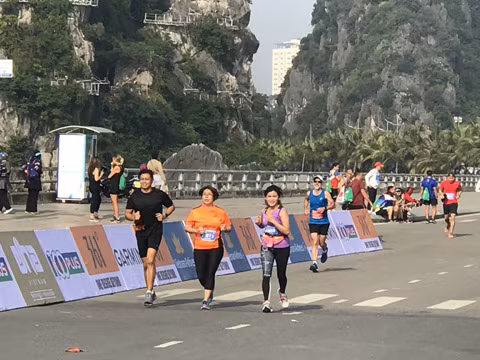 下龙湾遗产国际马拉松赛吸引了众多运动员参与