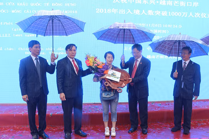 越南芒街市和中国东兴市领导迎接通过芒街-东兴国际口岸出入境的第1000万人次游客。 （图片来源：广宁报）