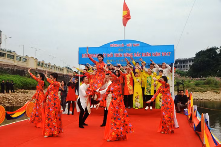 芒街-东兴青年界河对歌交流活动成为越中国际商贸旅游博览会中的特色文化亮点。