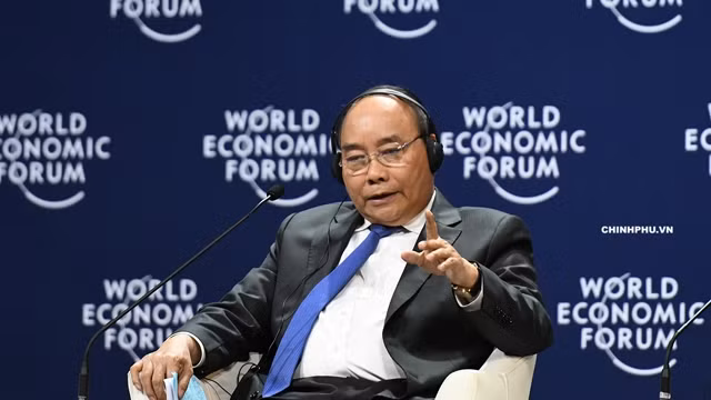 阮春福总理在会上讲话。