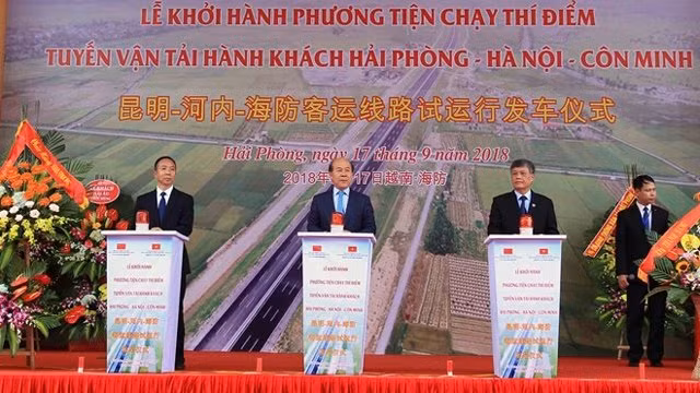 代表们按钮启动发车仪式。（图片来源：越通社）
