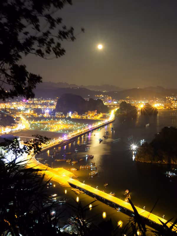 Trăng Hạ Long vào mùa đông.