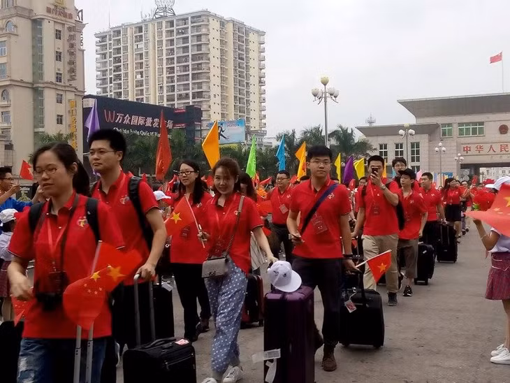 中国青年代表入境越南广宁省芒街国际口岸（图片来源：越通社）