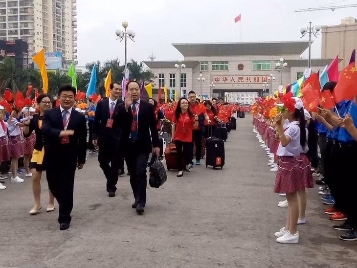 在11月7日7时，199名中国青年已入境越南广宁省芒街国际口岸，同入境越南老街和谅山的706名中国青年代表共同参加第三届越中青年大联欢。（图片来源：越通社）