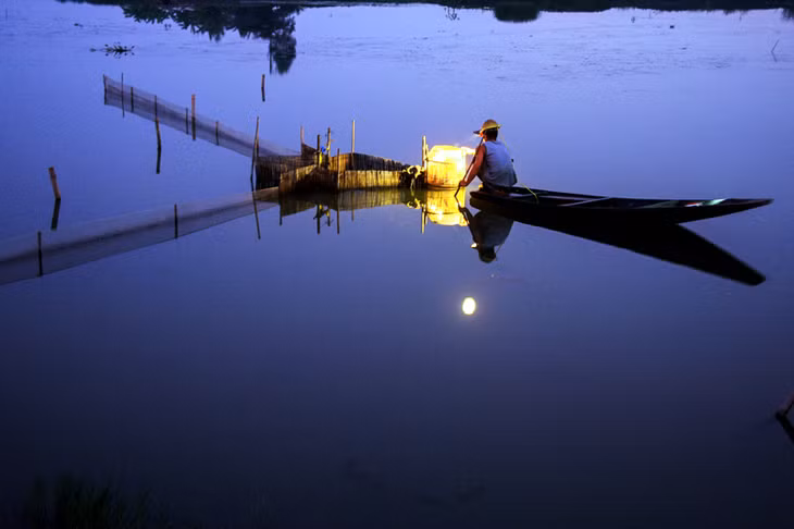 Nông dân Hà Nam đơm đó dưới trăng.