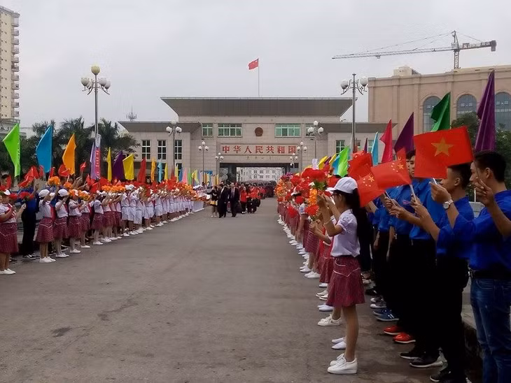 越南青年代表热烈欢迎中国青年代表（图片来源：越通社）